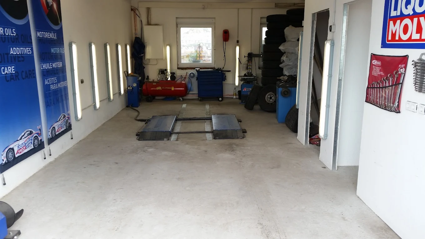 Werkstatt-Halle mit Auswuchtmaschine, Reifenlager und Schraubenschluessel-Wand